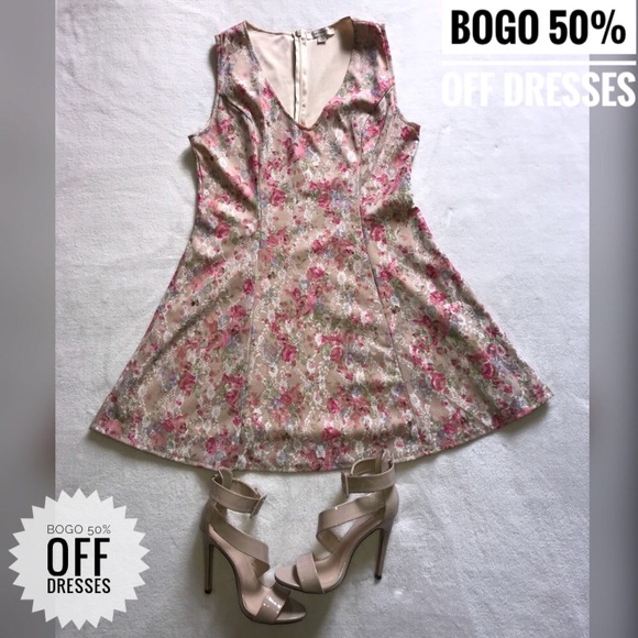 Francesca’s floral lace dress. - Picture 2 of 8